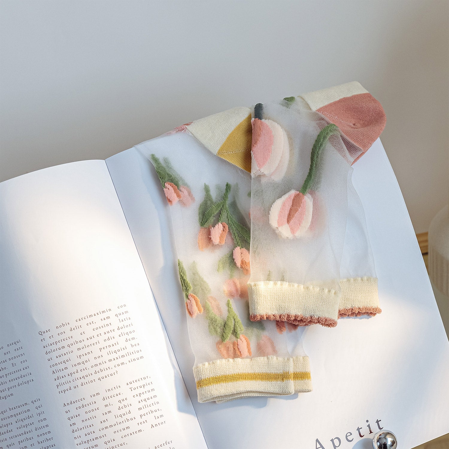 "Calcetines Transparentes con Tulipanes Bordados – Estilo Vintage Romántico