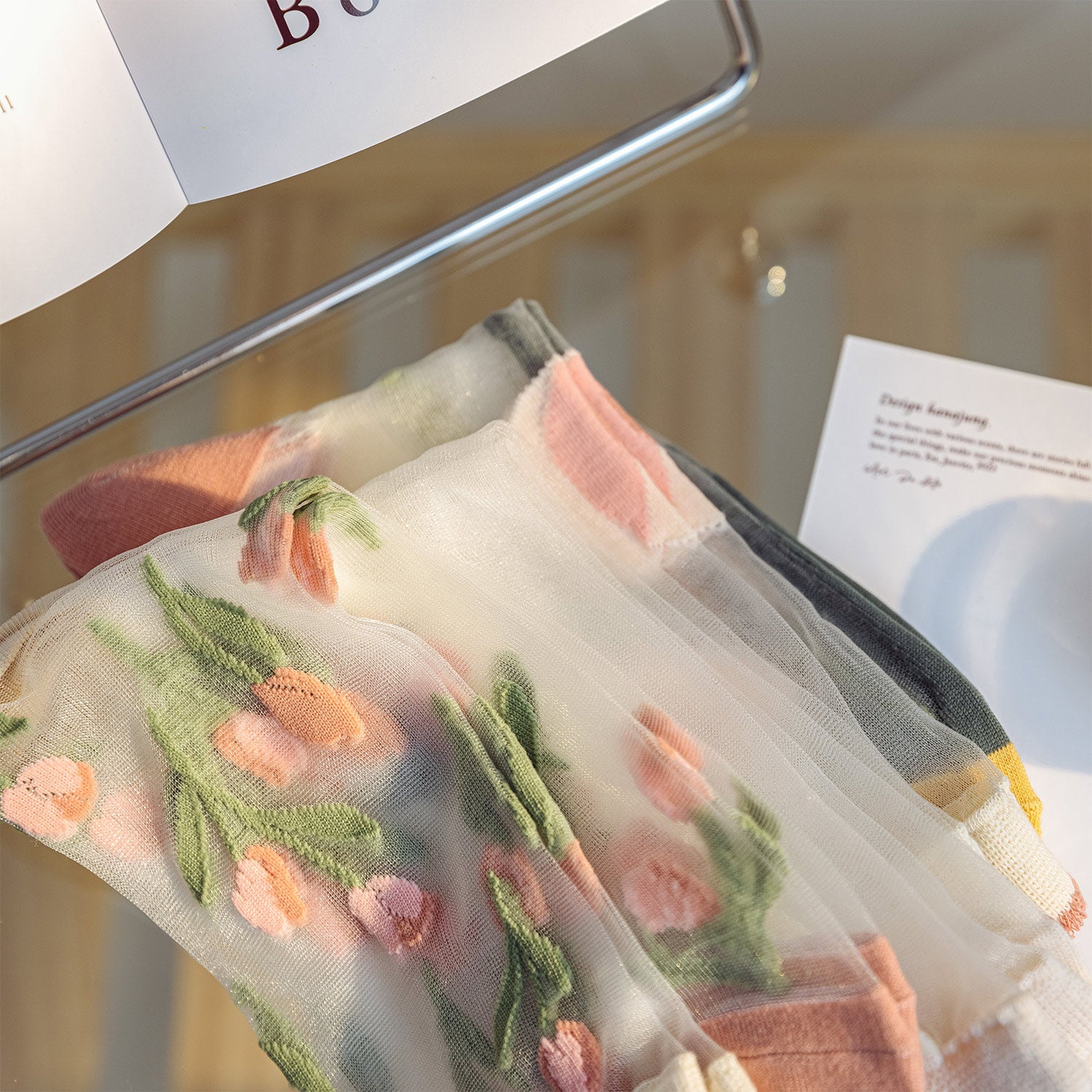 "Calcetines Transparentes con Tulipanes Bordados – Estilo Vintage Romántico