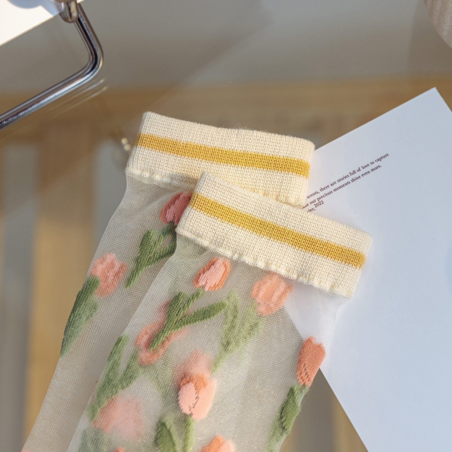"Calcetines Transparentes con Tulipanes Bordados – Estilo Vintage Romántico