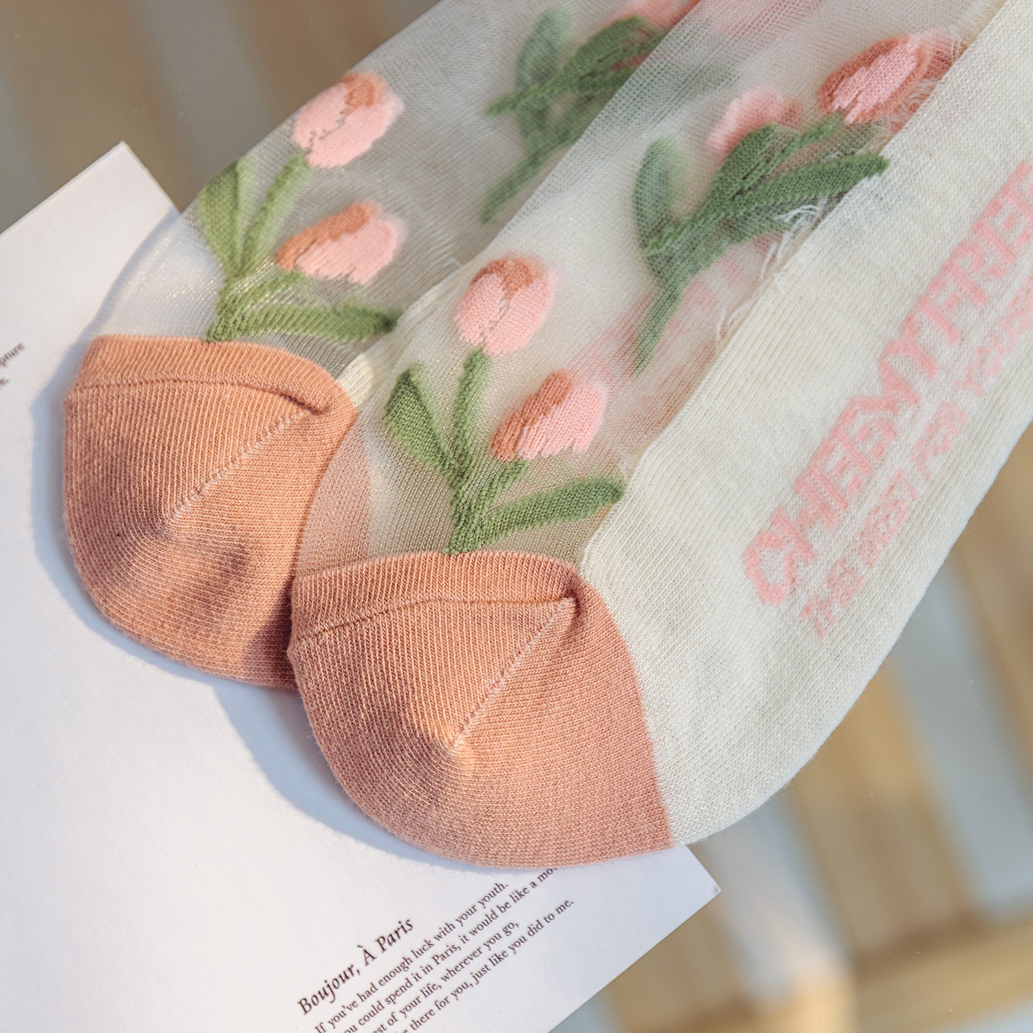 "Calcetines Transparentes con Tulipanes Bordados – Estilo Vintage Romántico