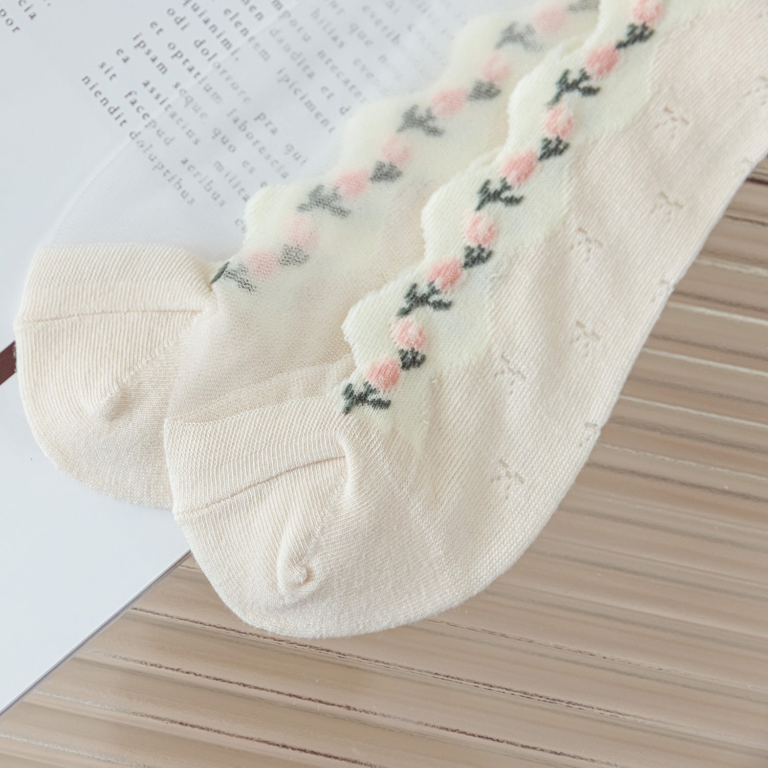 Calcetines Transparentes con Encaje y Bordado de Rosas – Estilo Romántico Vintage