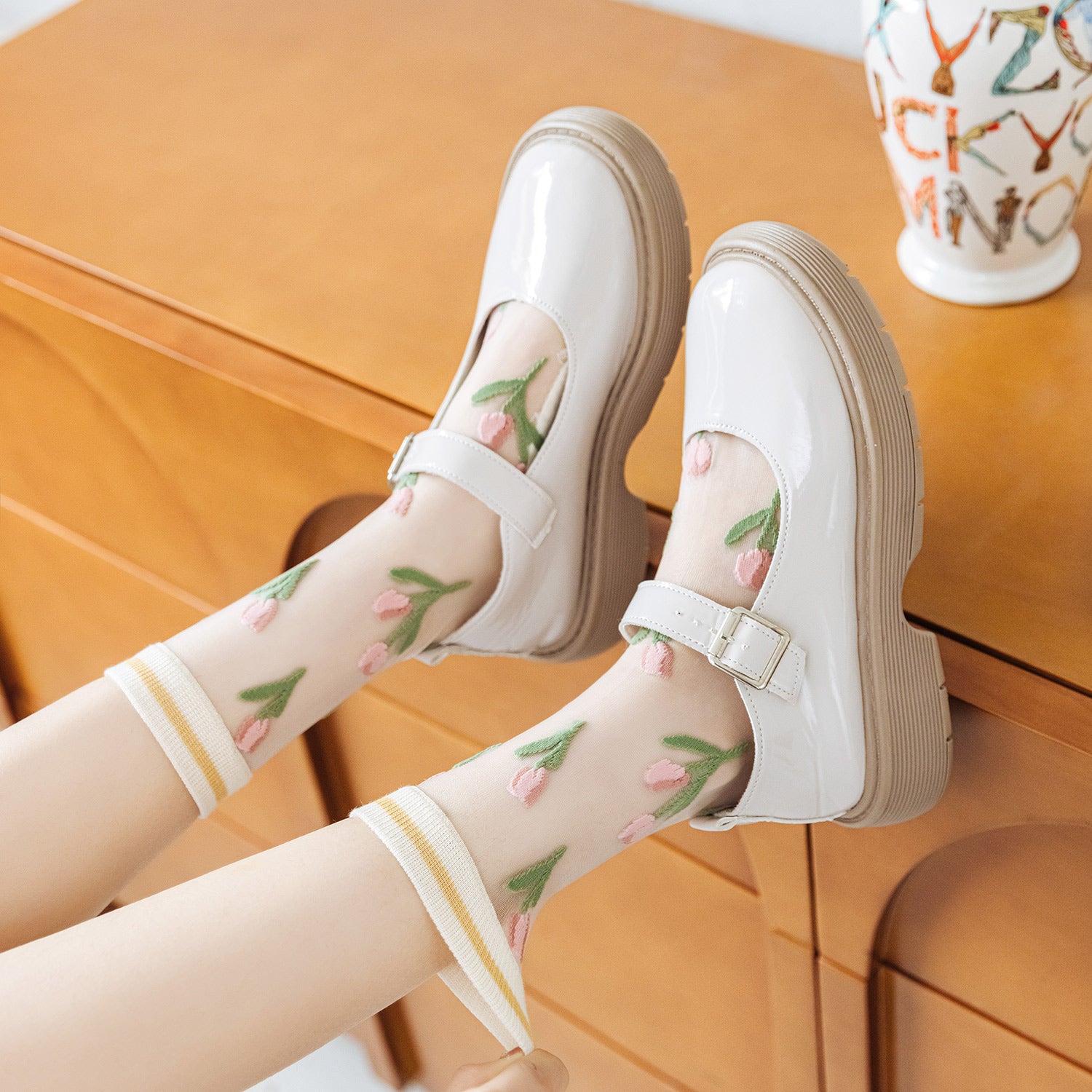 "Calcetines Transparentes con Tulipanes Bordados – Estilo Vintage Romántico