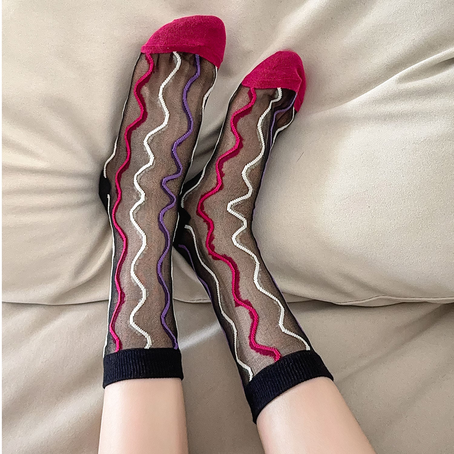 Transparencia y Movimiento – Calcetines con Diseño de Ondas