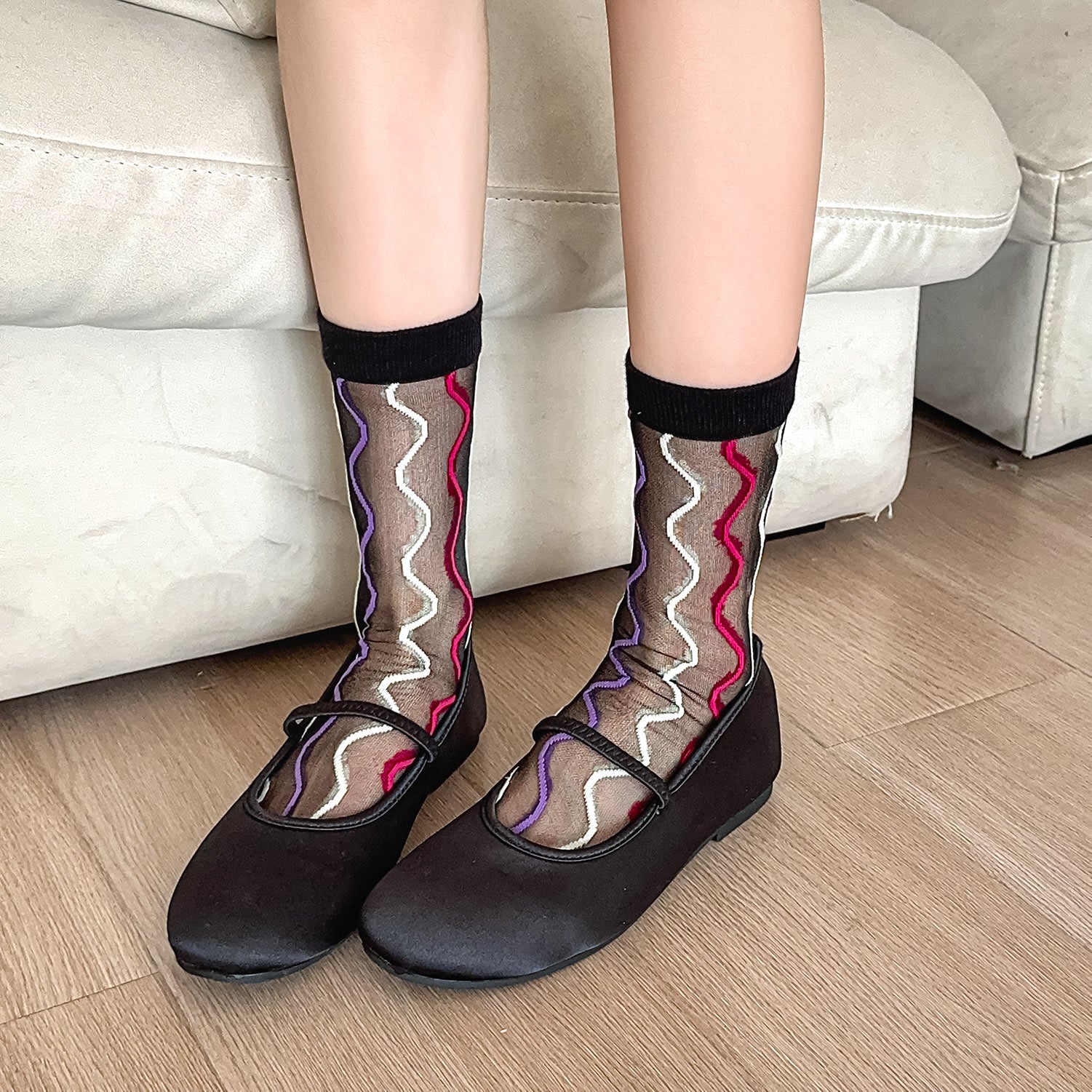 Transparencia y Movimiento – Calcetines con Diseño de Ondas