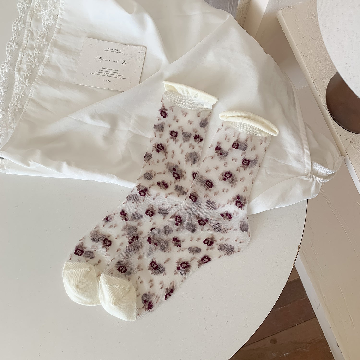 Calcetines Encantados con Flores de Ensueño" 🌸🧦✨