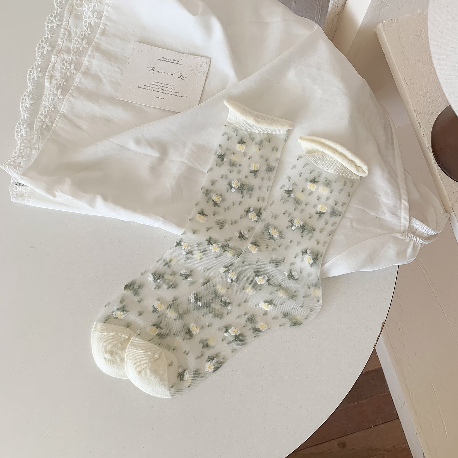 Calcetines Encantados con Flores de Ensueño" 🌸🧦✨