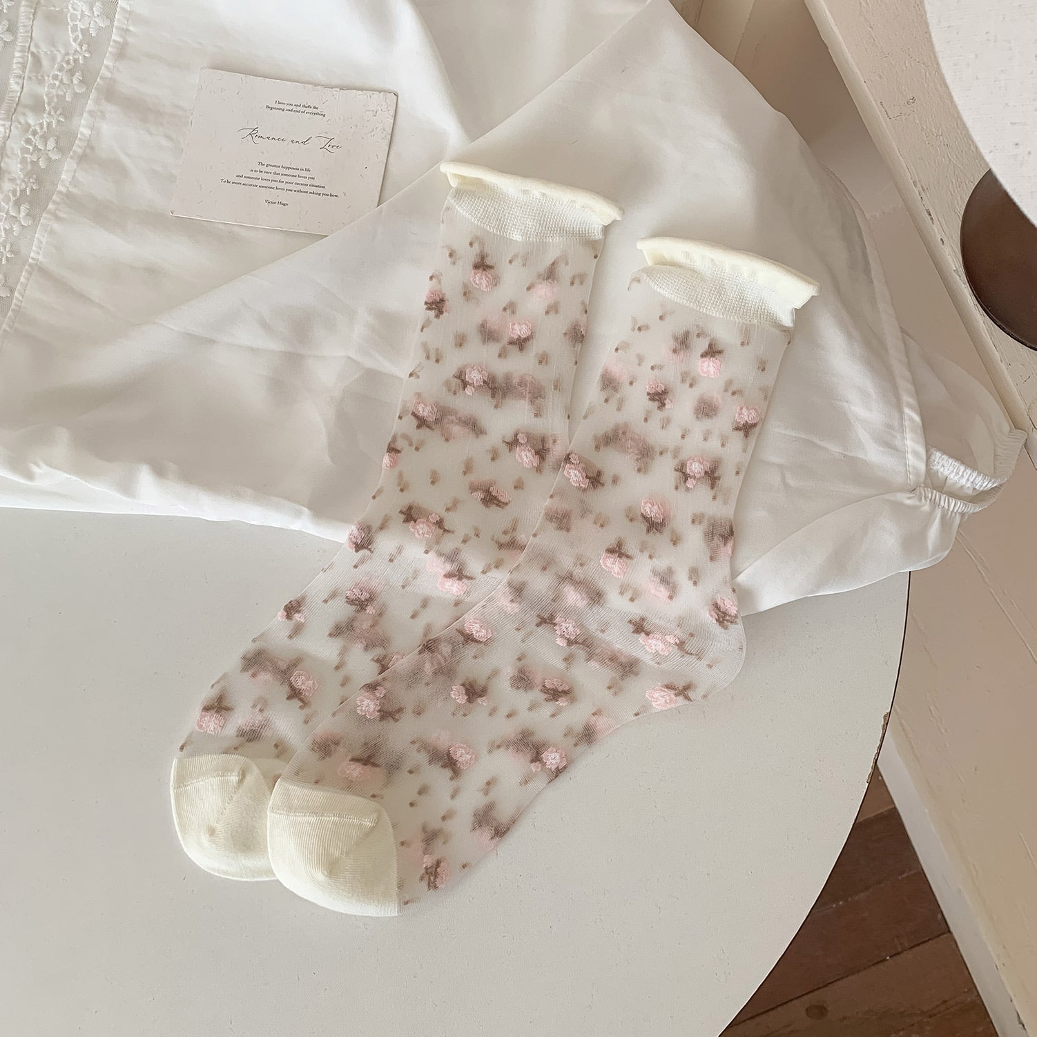 Calcetines Encantados con Flores de Ensueño" 🌸🧦✨