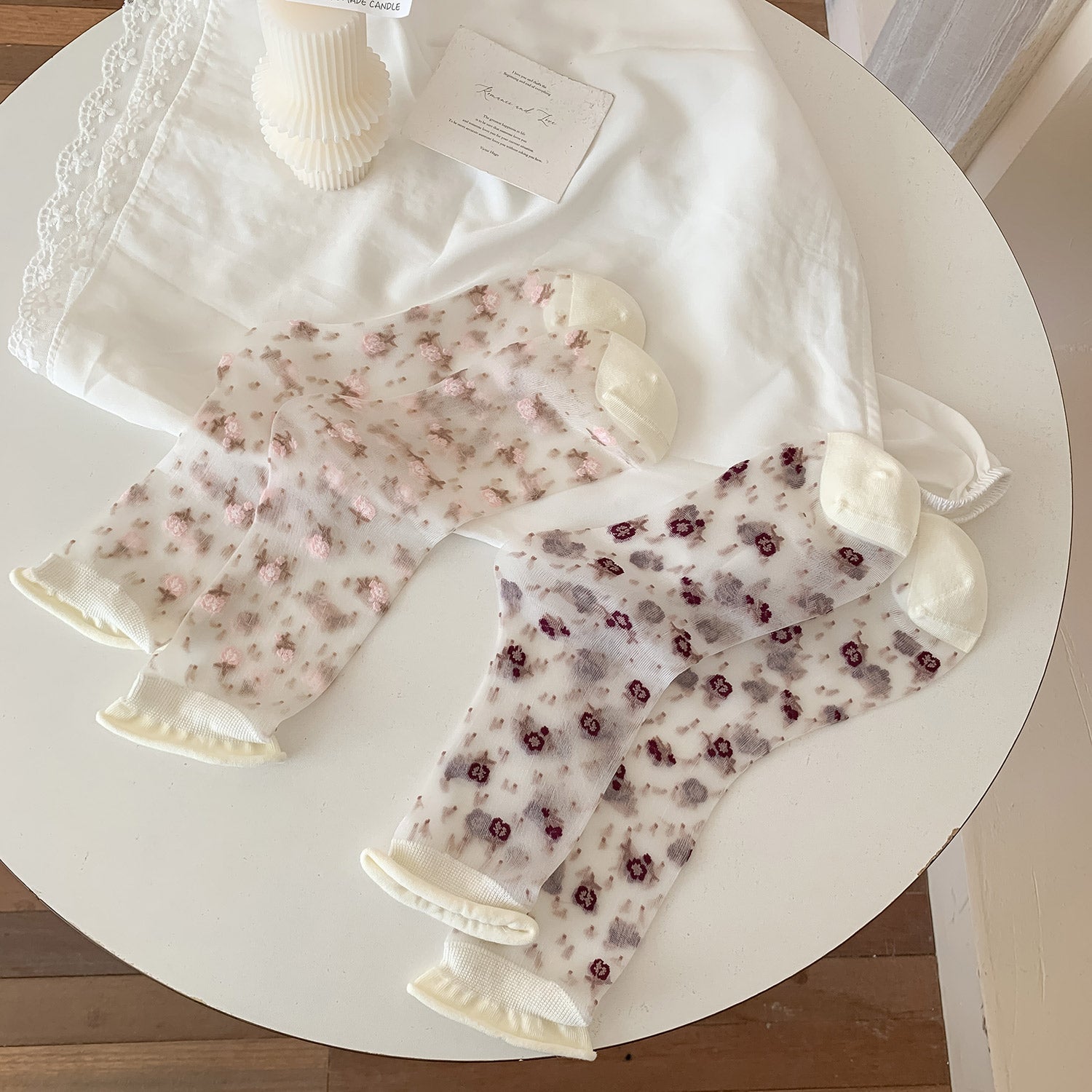 Calcetines Encantados con Flores de Ensueño" 🌸🧦✨