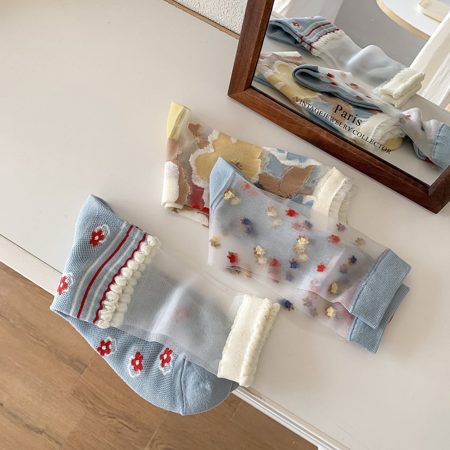🌼Calcetines Celestes con Mini Flores – Frescura Floral para el Verano
