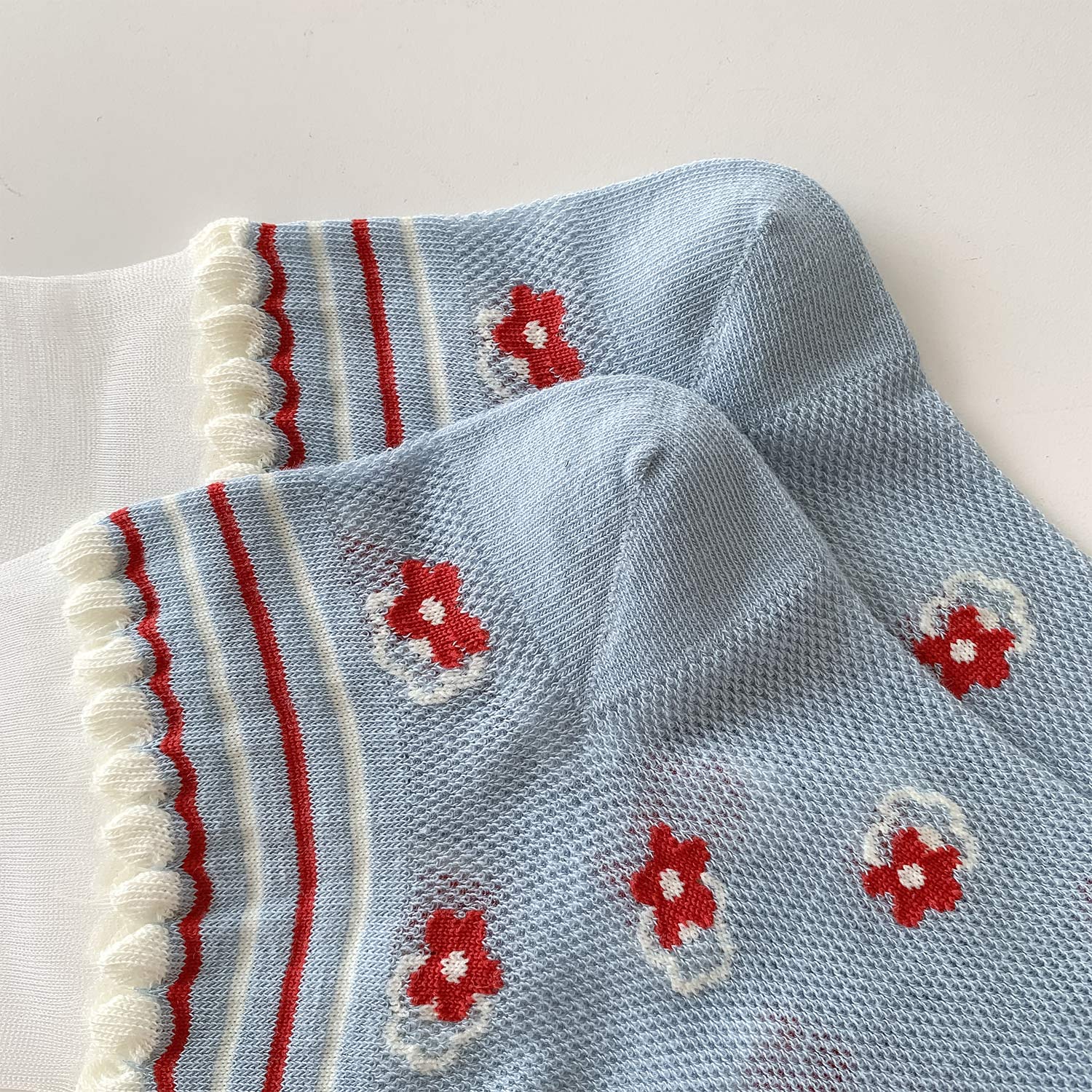 🌼Calcetines Celestes con Mini Flores – Frescura Floral para el Verano