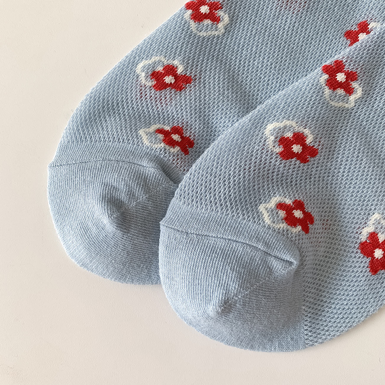 🌼Calcetines Celestes con Mini Flores – Frescura Floral para el Verano