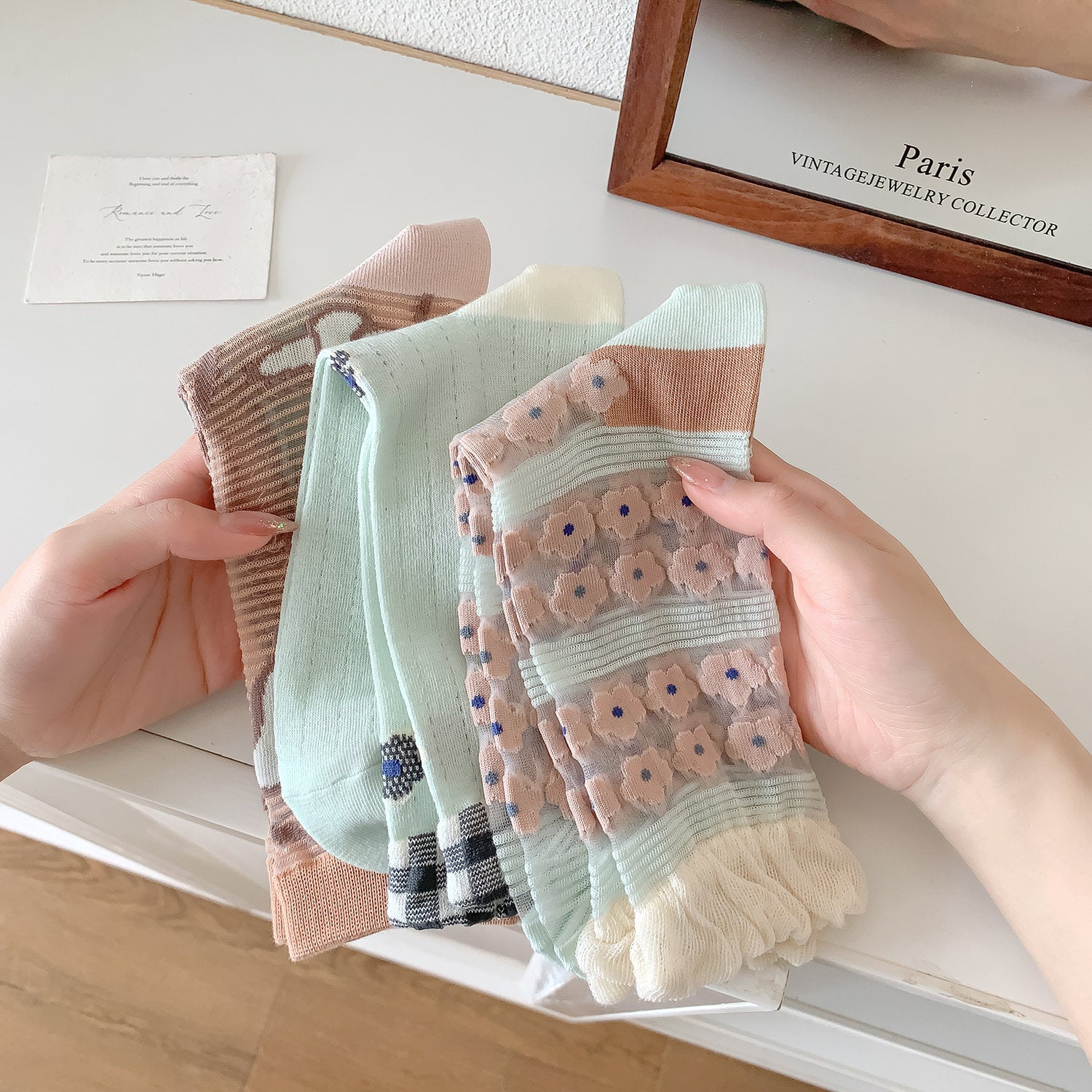 🌸Dulce Naturaleza – Calcetines Florales en Marrón Claro