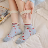 🌼Calcetines Celestes con Mini Flores – Frescura Floral para el Verano