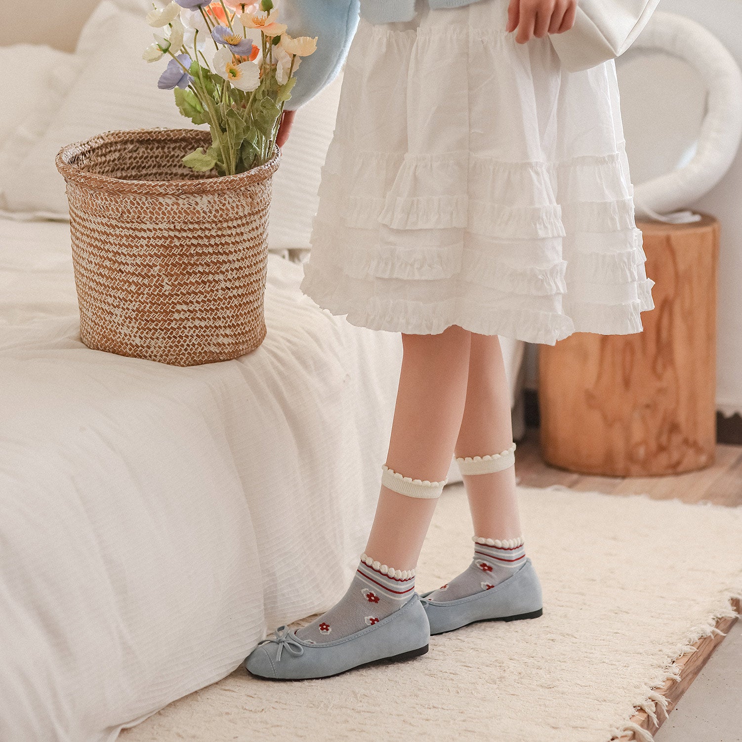 🌼Calcetines Celestes con Mini Flores – Frescura Floral para el Verano