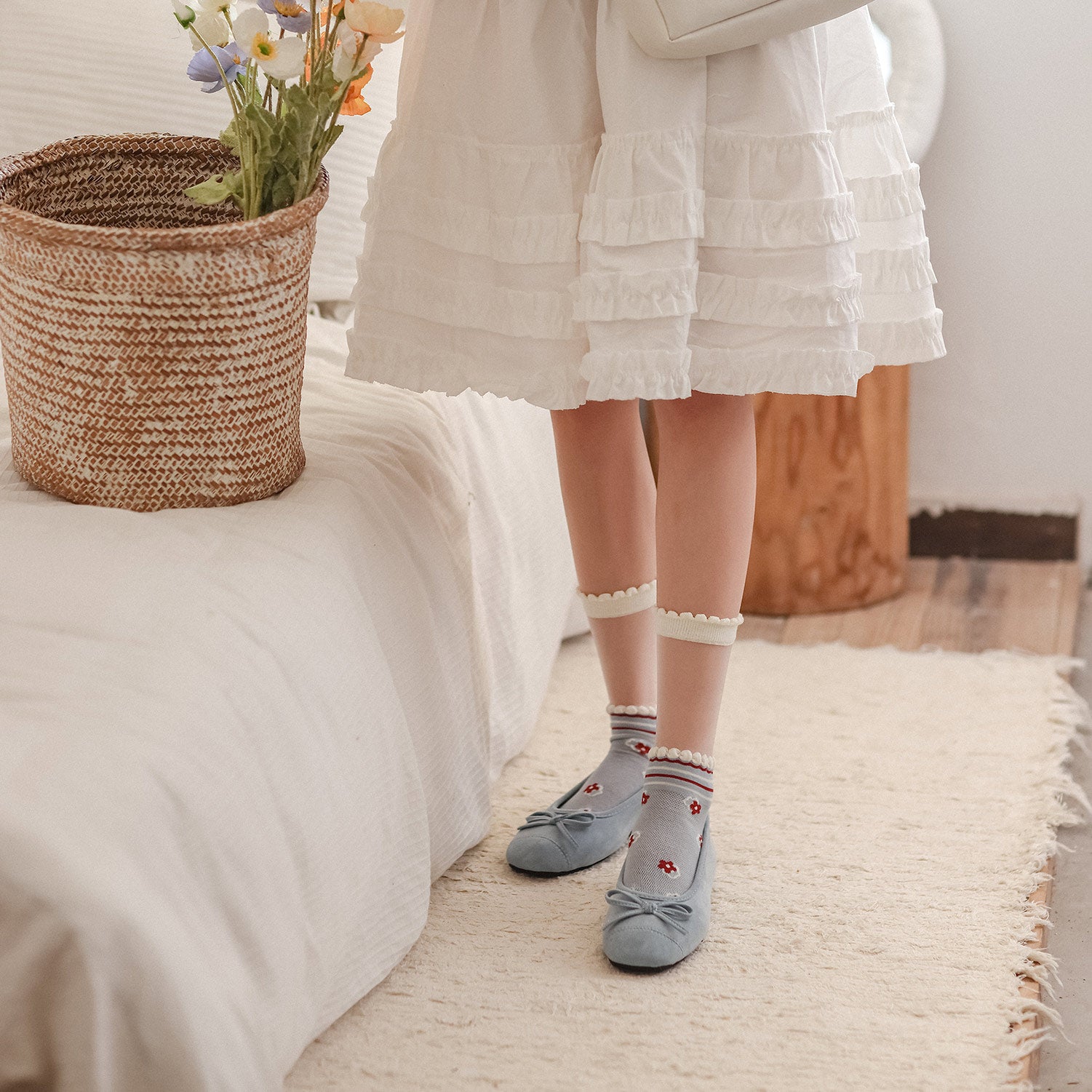 🌼Calcetines Celestes con Mini Flores – Frescura Floral para el Verano