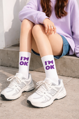 Calcetines Mi-Mollet “I’m OK” con Letras Moradas
