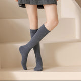 Calcetines Altos de Algodón en Colores Básicos – Suaves y Cómodos