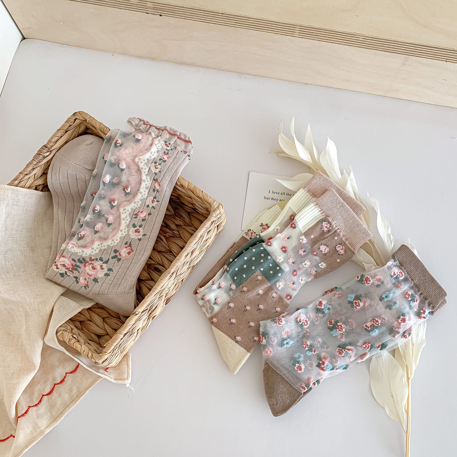 Calcetines de Tul con Flores Bordadas