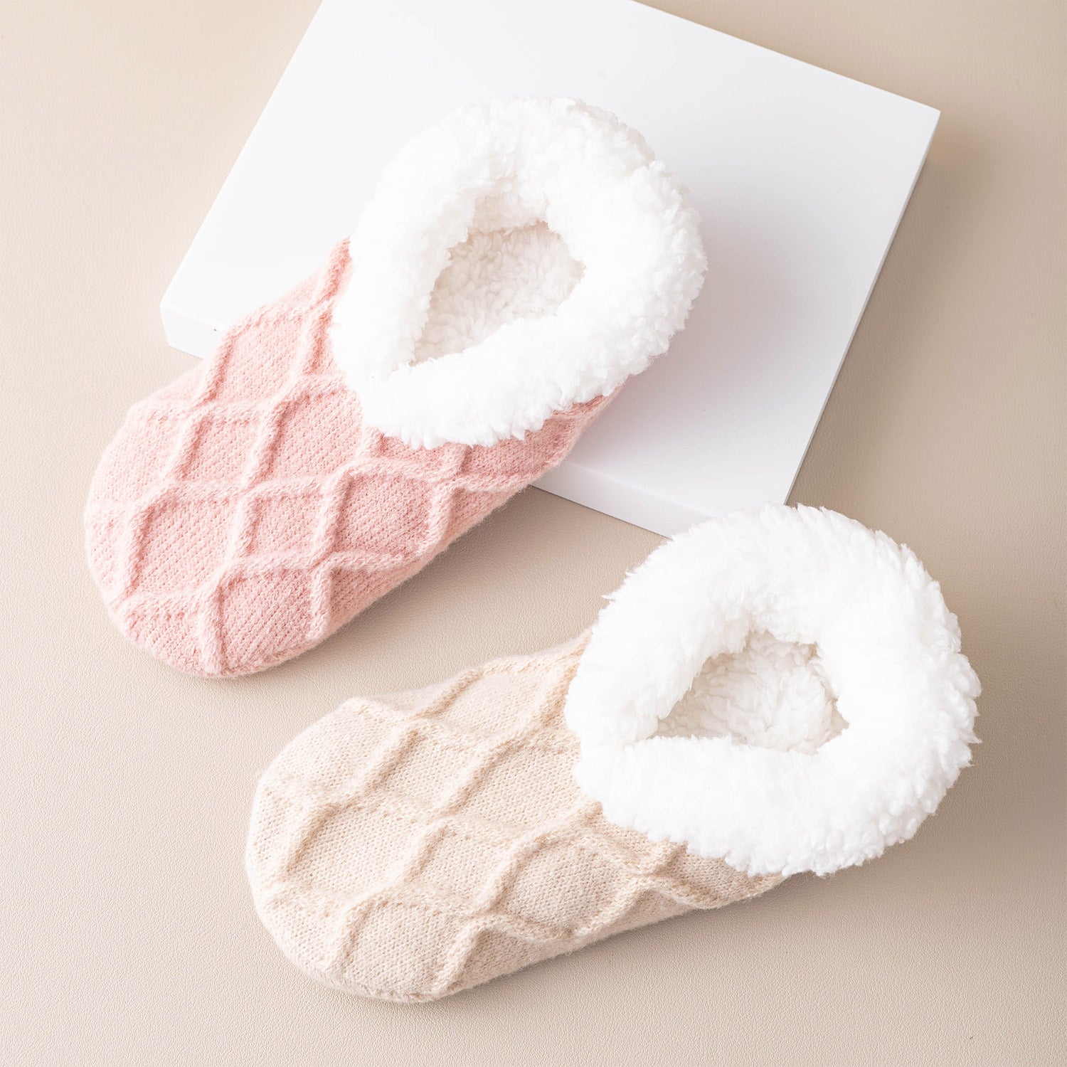 Calcetines Suaves de Invierno con Diseño de Cuadros y Base Antideslizante