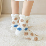 Calcetines de casa afelpados con lunares – cálidos y suaves para invierno