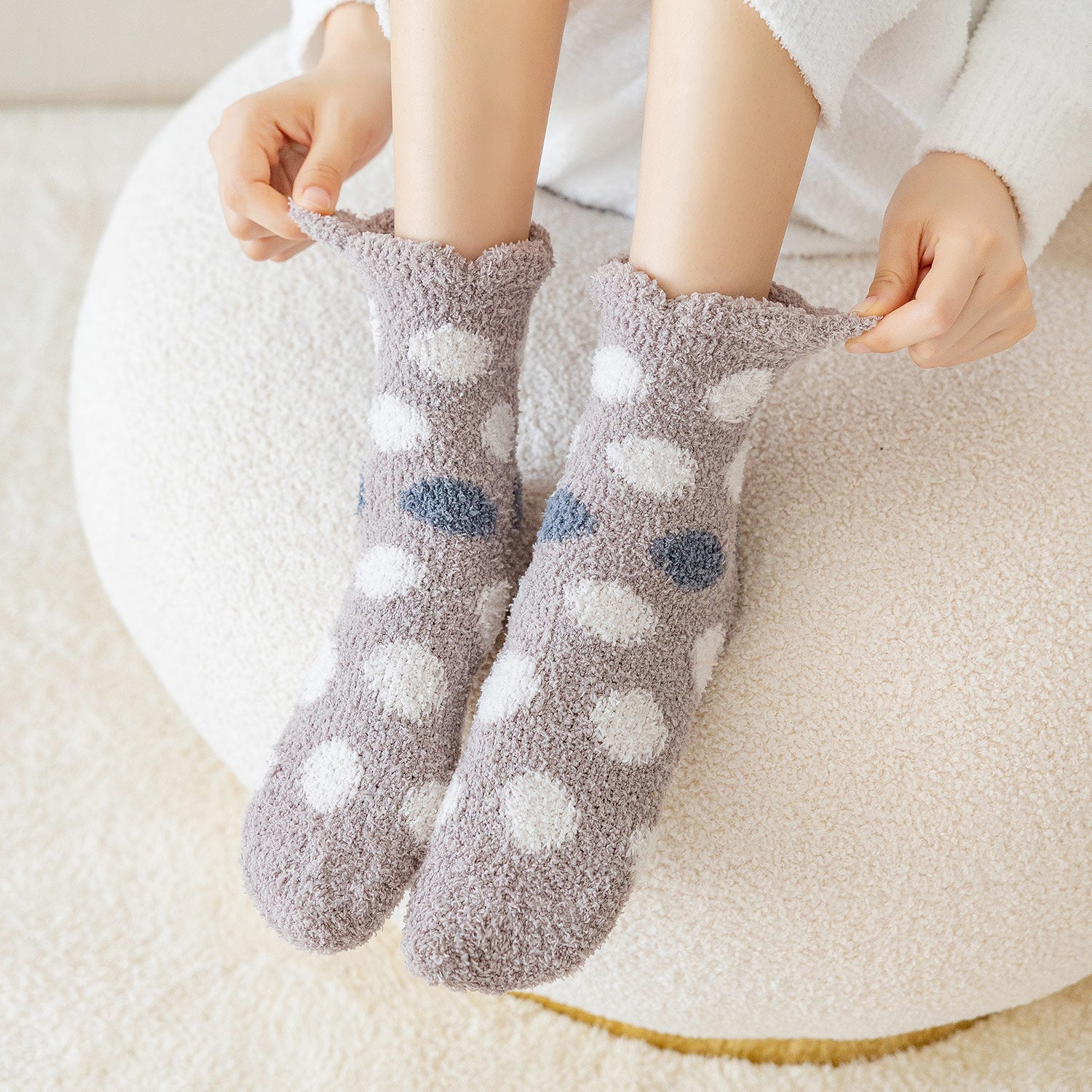Calcetines de casa afelpados con lunares – cálidos y suaves para invierno