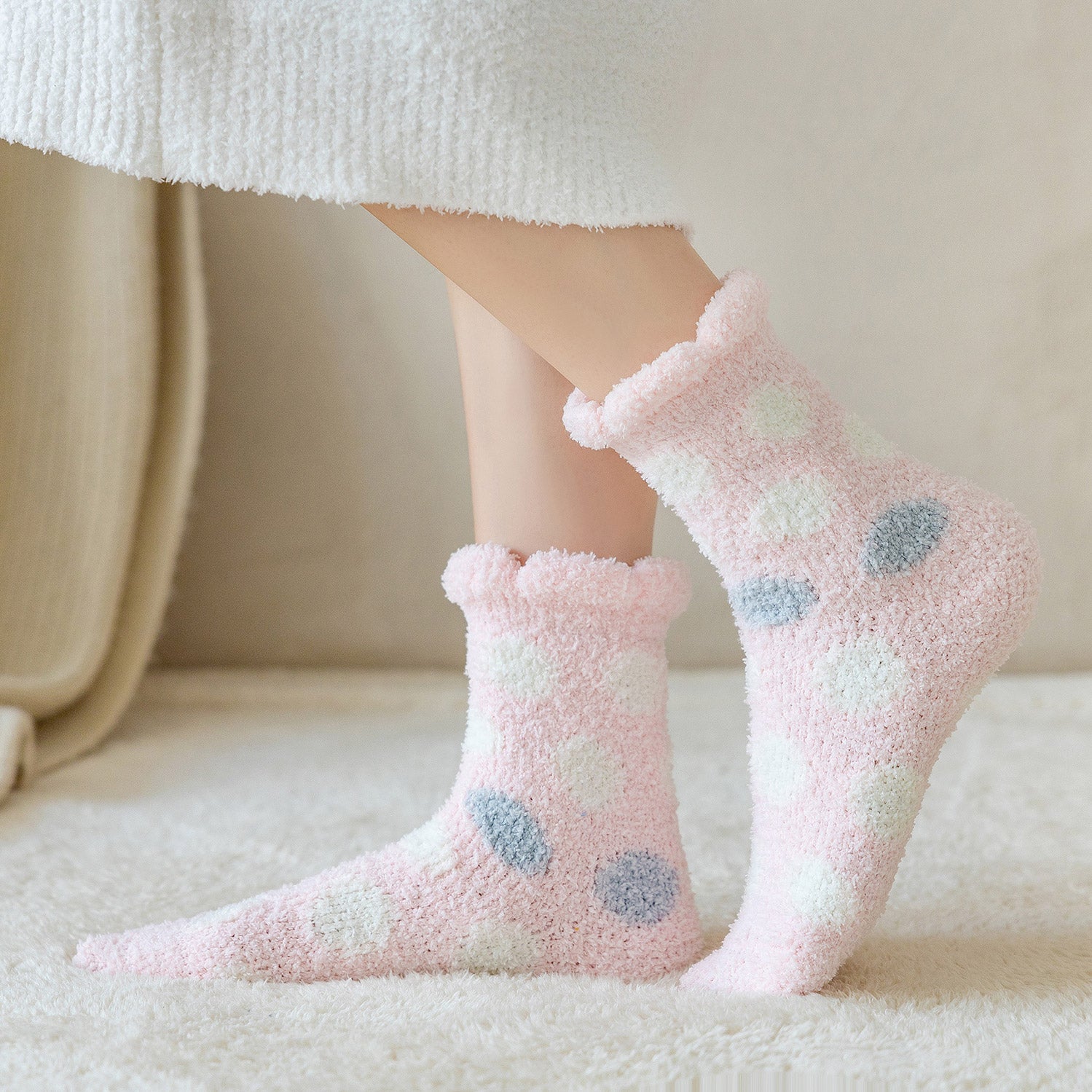 Calcetines de casa afelpados con lunares – cálidos y suaves para invierno
