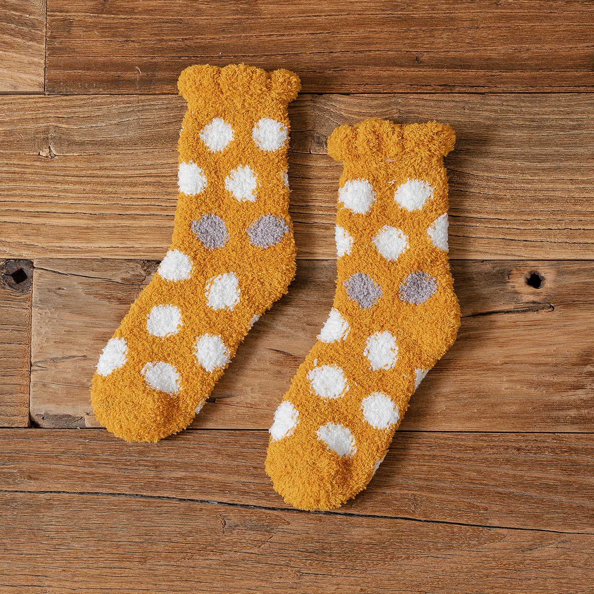 Calcetines de casa afelpados con lunares – cálidos y suaves para invierno