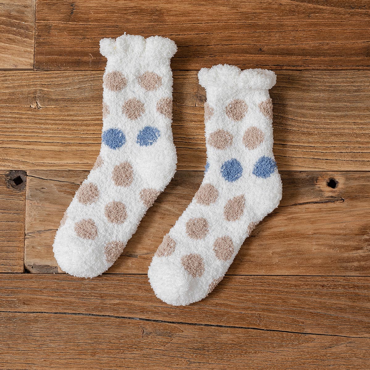 Calcetines de casa afelpados con lunares – cálidos y suaves para invierno