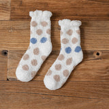 Calcetines de casa afelpados con lunares – cálidos y suaves para invierno