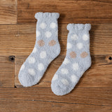 Calcetines de casa afelpados con lunares – cálidos y suaves para invierno