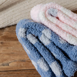 Calcetines de casa afelpados con lunares – cálidos y suaves para invierno