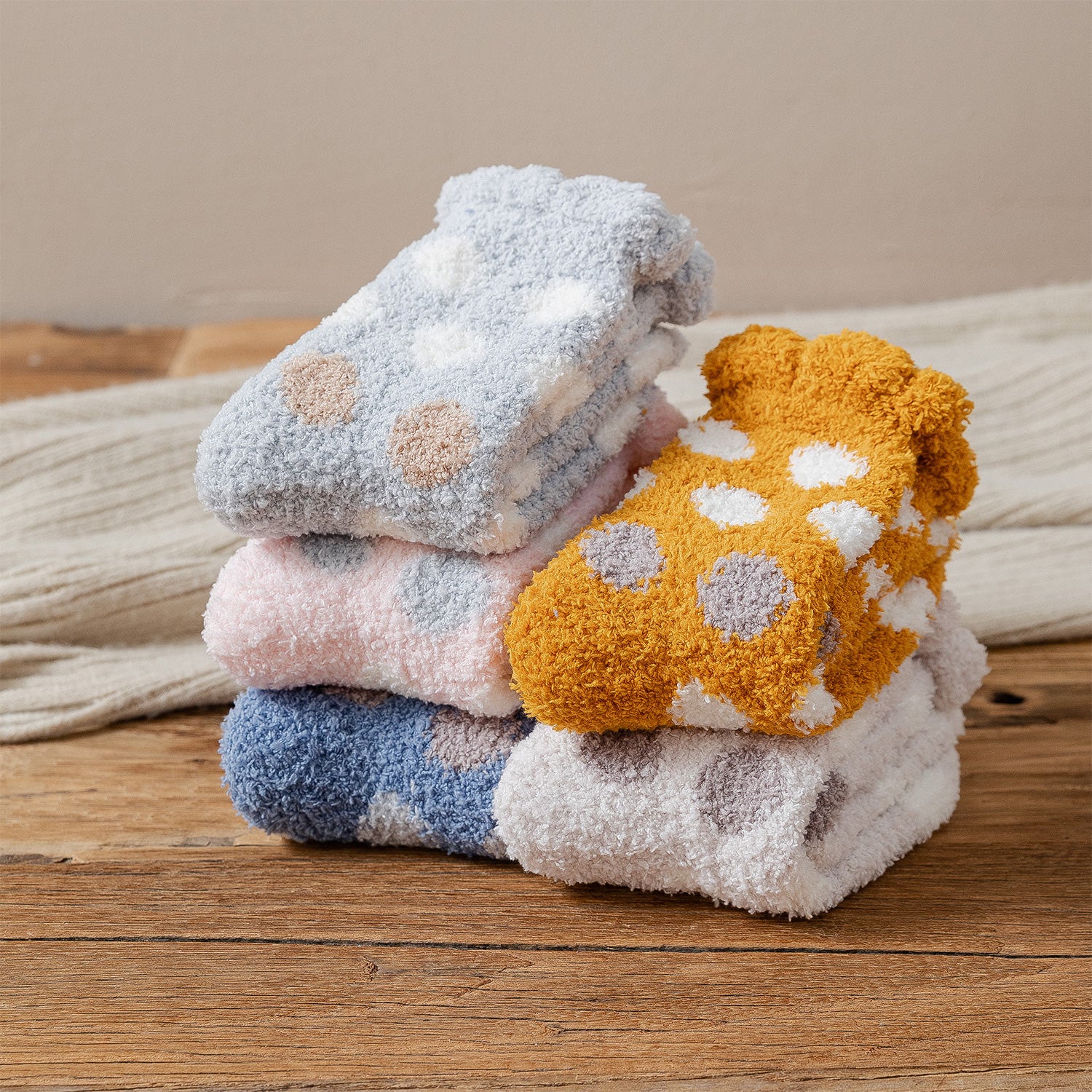 Calcetines de casa afelpados con lunares – cálidos y suaves para invierno