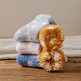 Calcetines de casa afelpados con lunares – cálidos y suaves para invierno